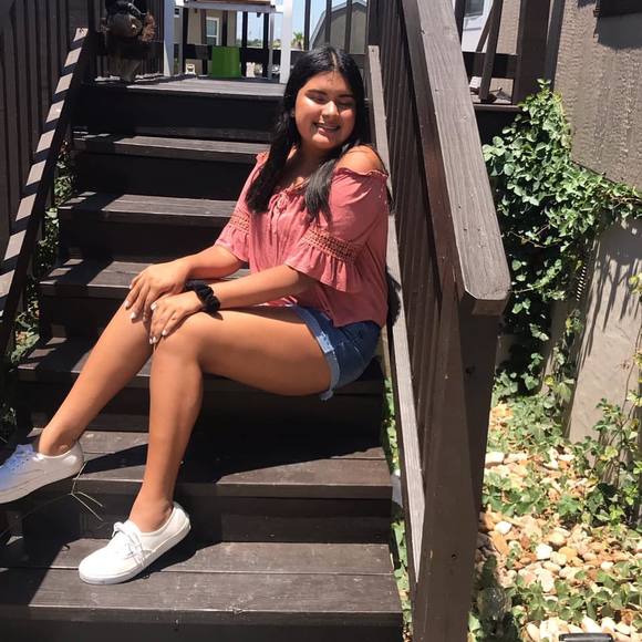 Meet your Posher, Julianna - Picture 1 of 2